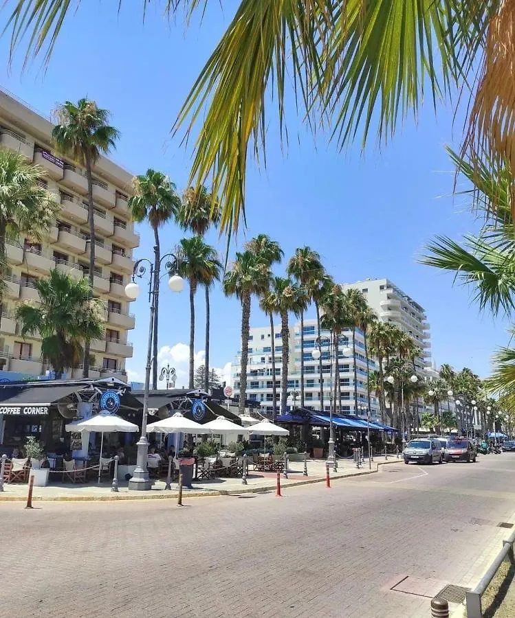 Dom wakacyjny Extremely Comfy Apt With Spacious Private Terrace 10Min Walk To The Beach & In Town Larnaca Cypr